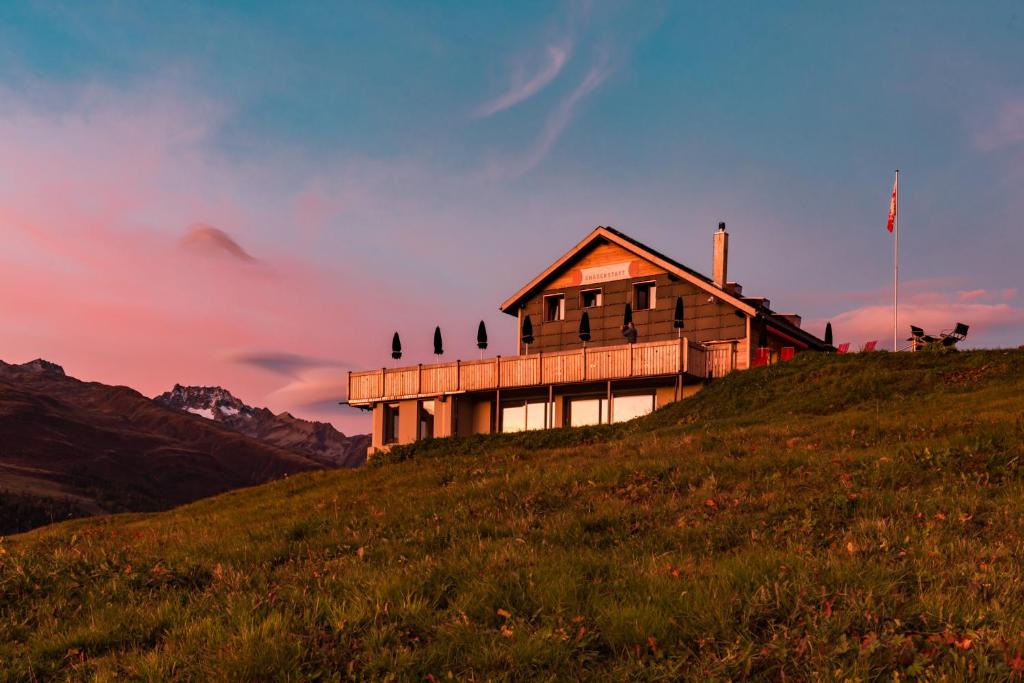 Alpine Cabin with Co-working Setup